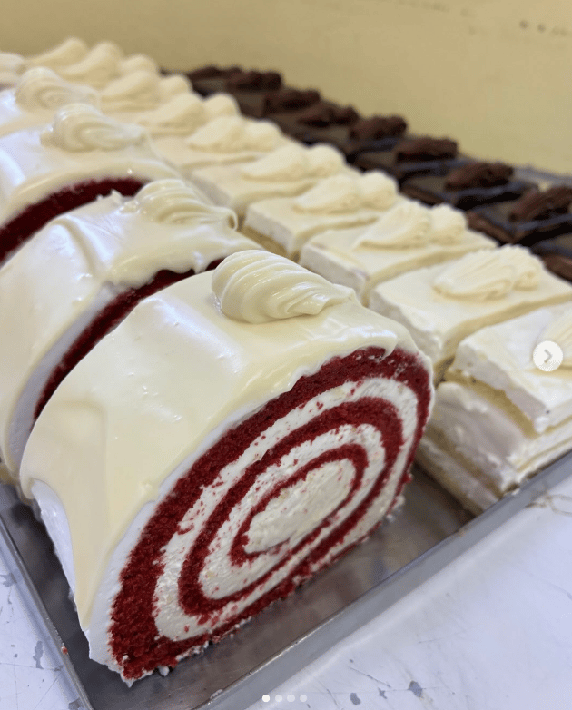 Bolo de chocolate finalizado na vitrine da Padaria Assis