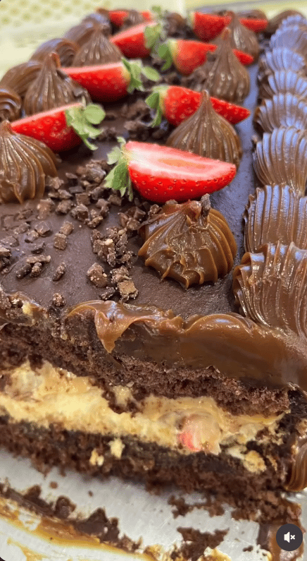 Bolos confeitados com suspiros e frutas na mesa da confeitaria