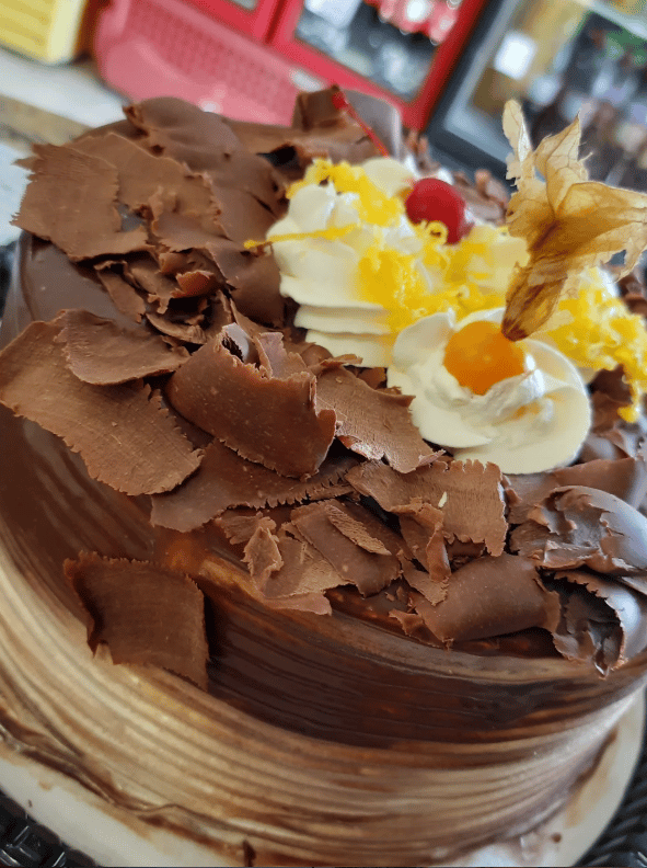 Bolo de chocolate com raspas de chocolate na vitrine