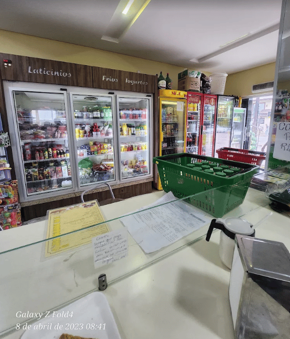 Setor de frios, laticínios e bebidas da Padaria Assis