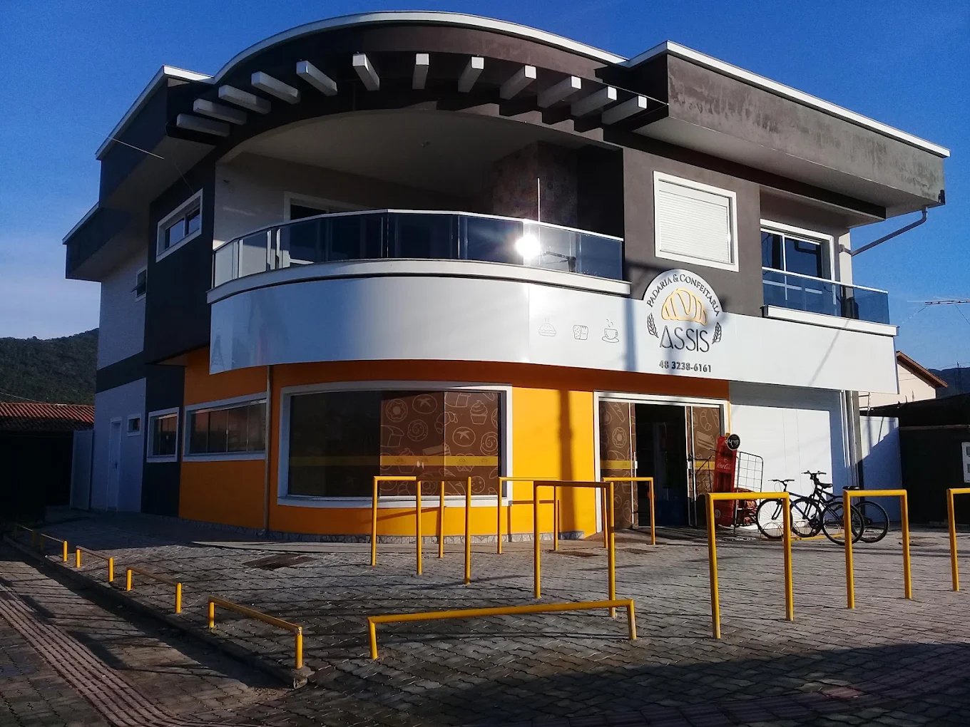 Fachada da Padaria e Confeitaria Assis, prédio laranja no Rio Vermelho