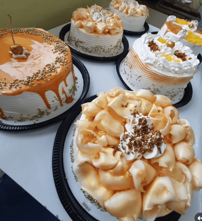 Pudim e taças de sobremesa sobre o balcão da Padaria Assis