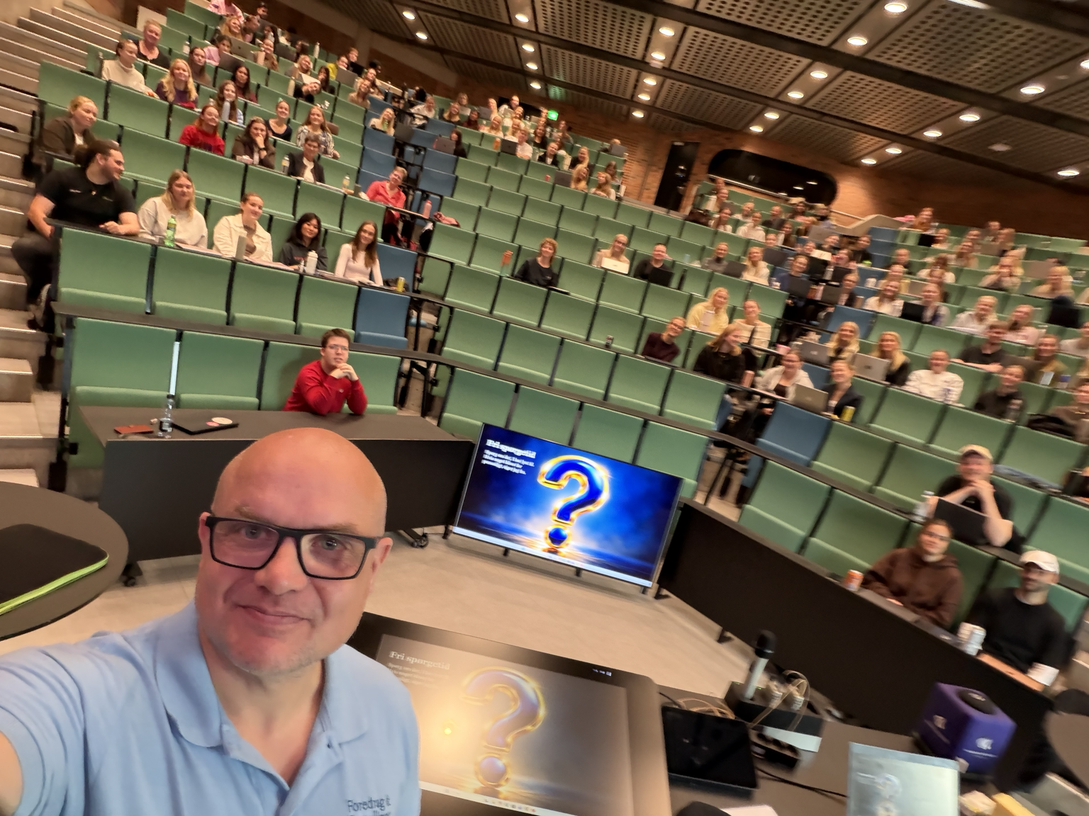 Michel Riise foran de studerende i auditoriet på Aalborg Universitet