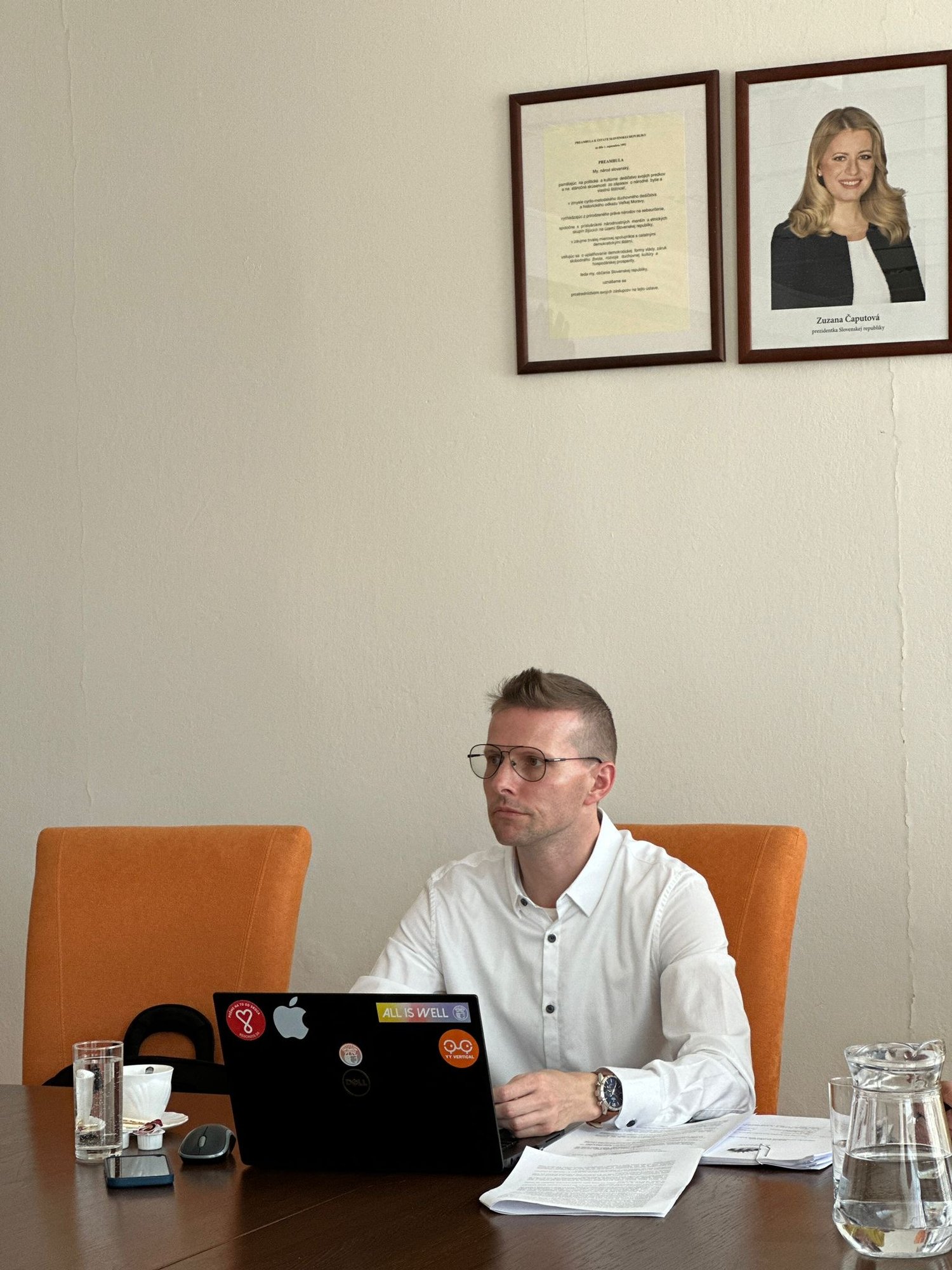 Filip předsedá legislativně-právní komisi - práce u stolu s notebookem a dokumenty