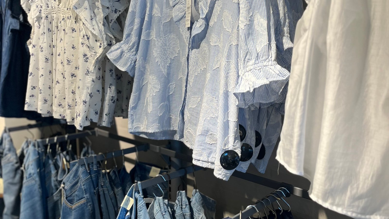 Tøjstativ med bluser og jeans i By Vicky