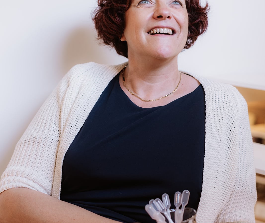 Maya Vereecken, lachend omhoog kijkend