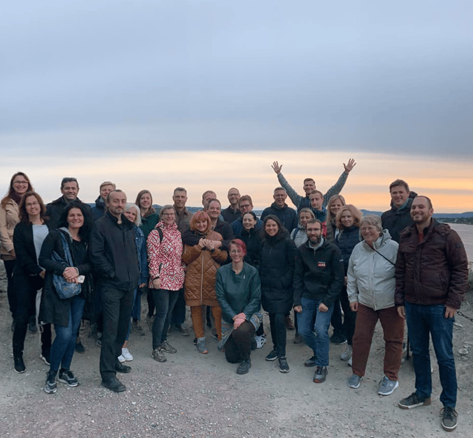 A large group of students having fun together on an OsloWay event