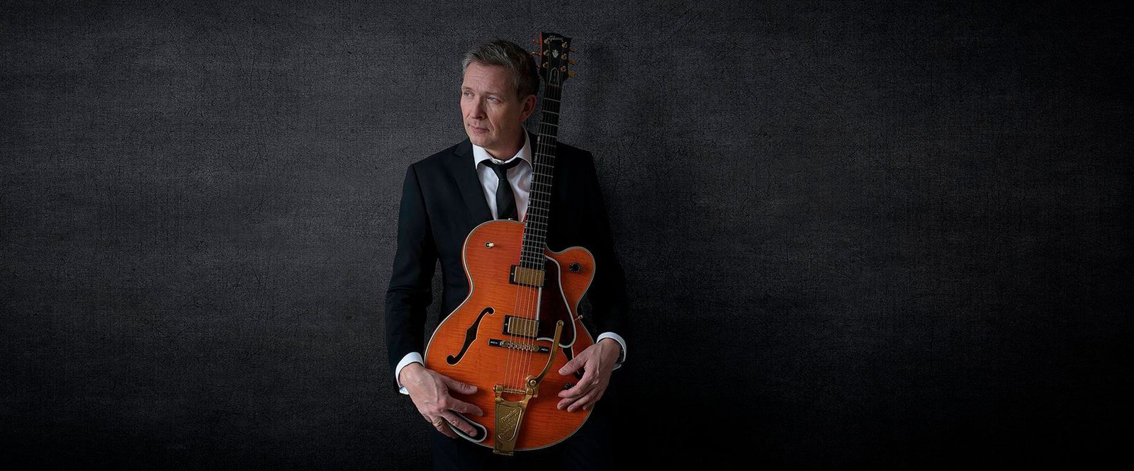Anders Blichfeldt med guitar