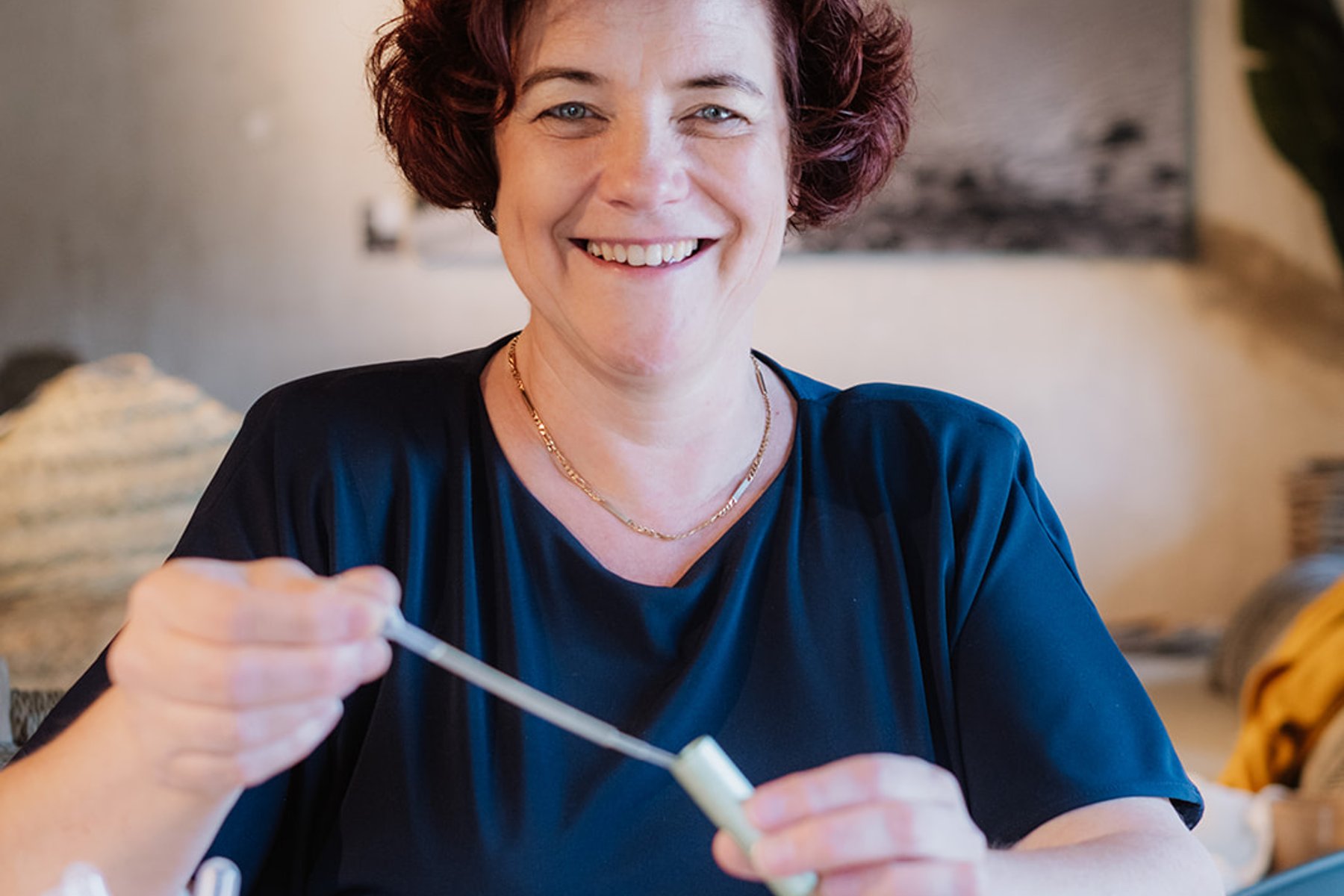 Maya Vereecken aan het werk met geurblends