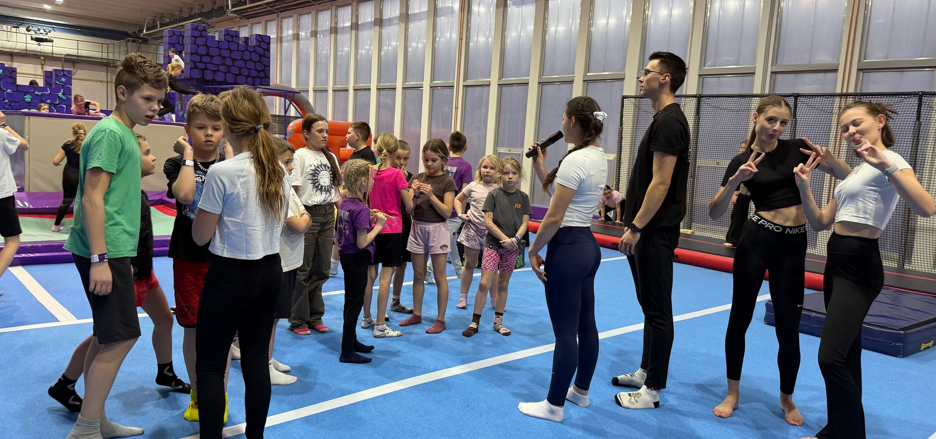 Letní tábor UMPARK Ostrava – skupinová fotka dětí s trenéry