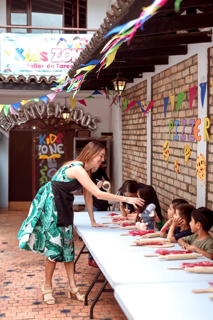 Taller de pizza en el patio decorado con banderines