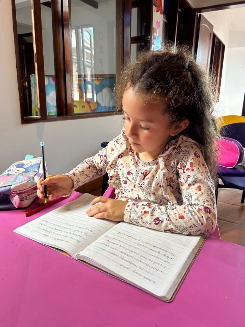 Niña escribiendo en su cuaderno