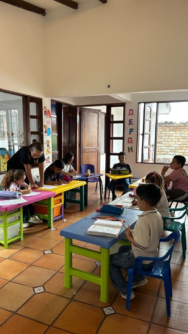 Salón del taller de tareas con mesas de colores