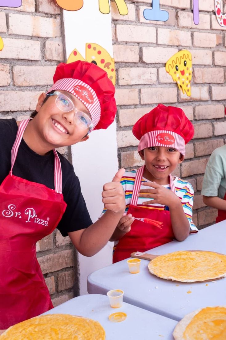 Niños preparando pizza