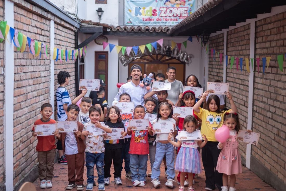Grupo de niños con sus certificados en el patio