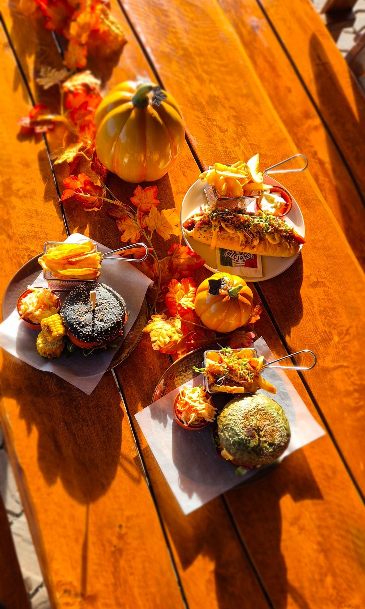 Podzimní menu Miciano – burgery s dýněmi a listím na venkovním stole