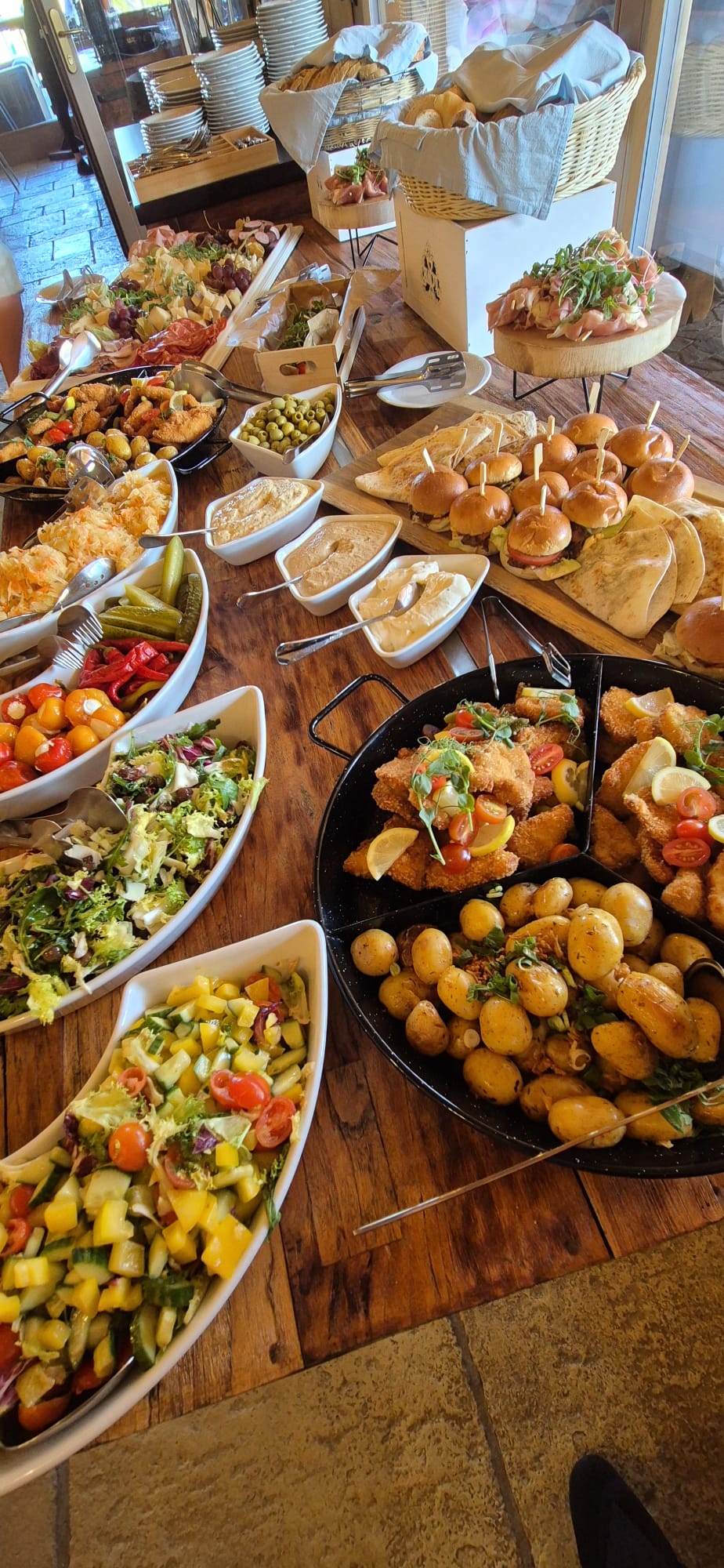 Slavnostní bufet – šneci, saláty, mini-burgery a řízky na akci v Miciano