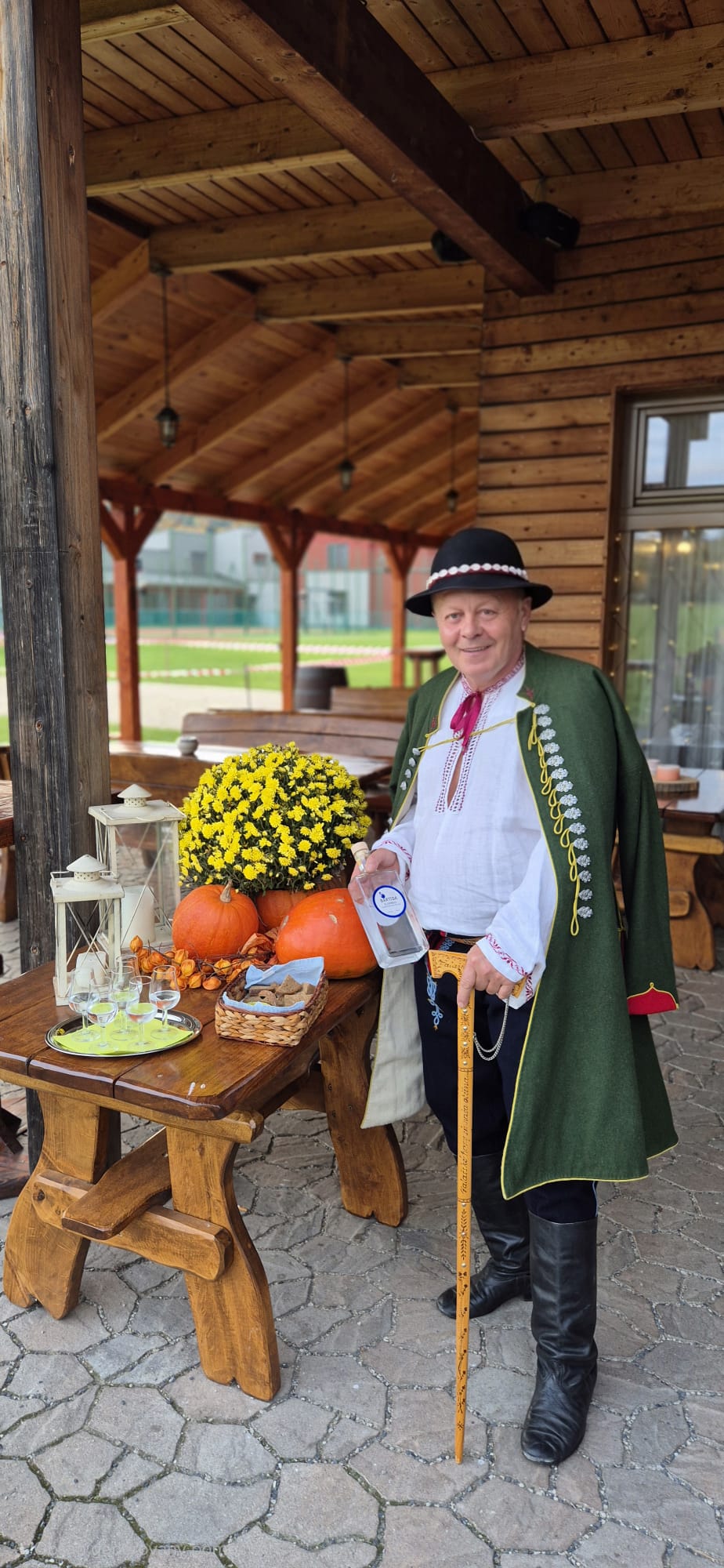 Valašský gazda v kroji na terase hotelu Sport Art – podzimní slavnost Miciano
