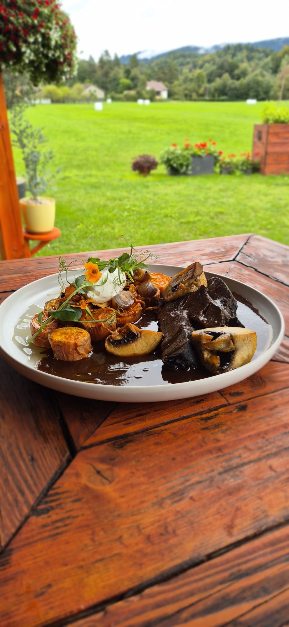 Dušená hovězí žebra s houbami a sladkými bramborami – výhled na Beskydy