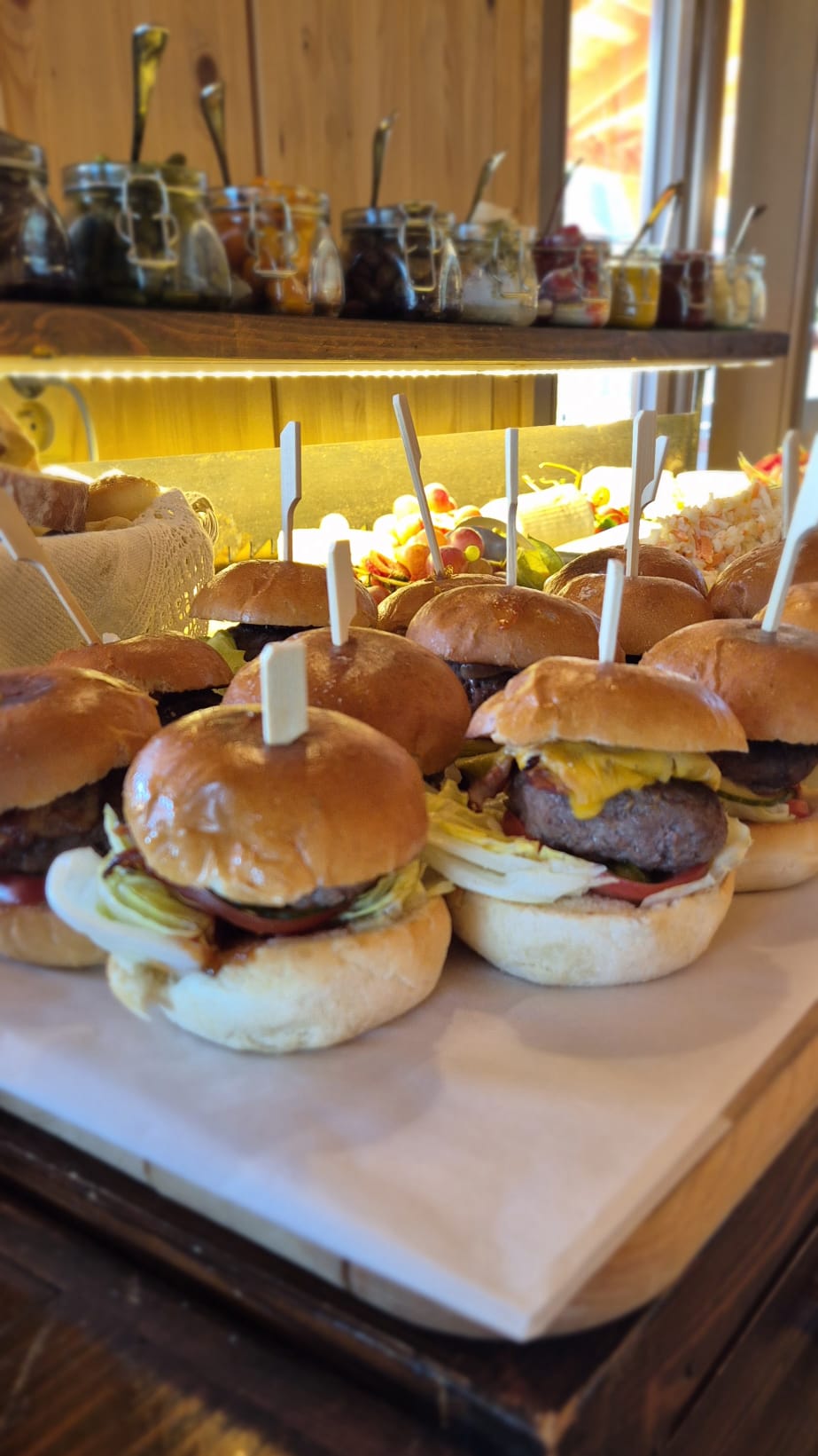 Mini-burgery na recepci – připravené k podávání