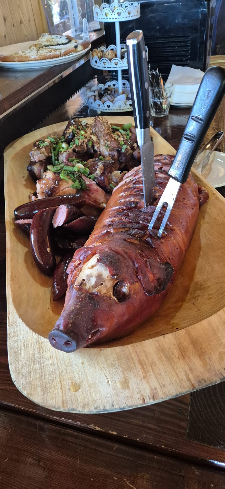 Celé pečené sele s klobásky – slavnostní hostina v Miciano