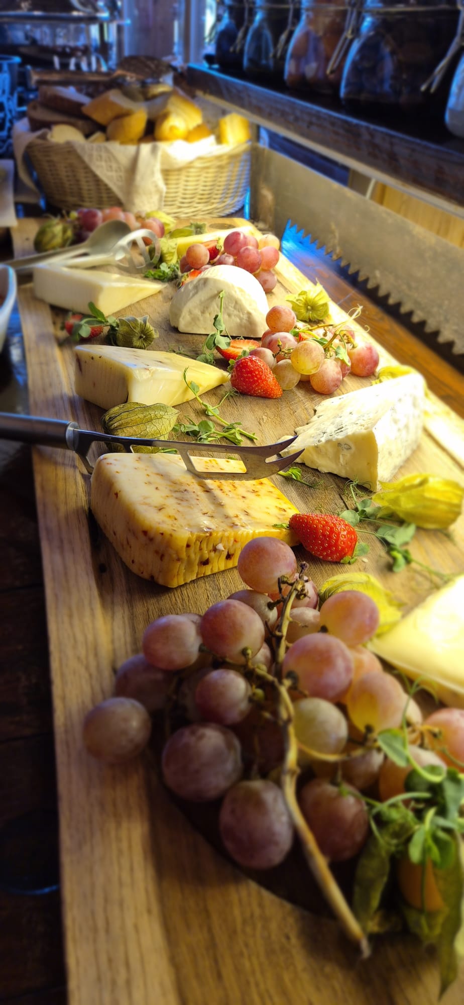 Sýrová tabule s hrozny, jahodami a bylinkami – Miciano catering