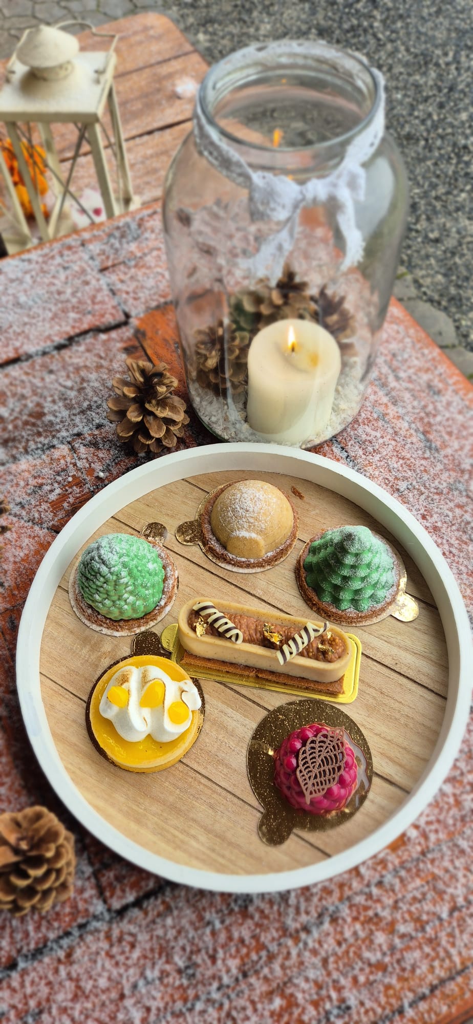 Zimní dezerty na tácu – tartelety, eclairs a dortíčky se svíčkou