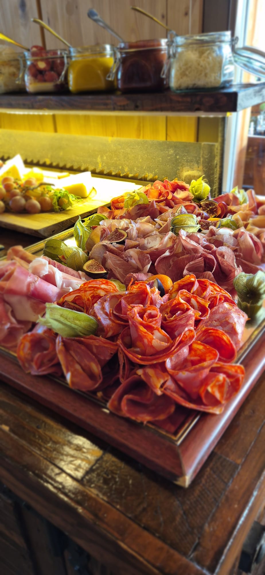 Prosciutto a salám v růžicích s fíky – studený bufet Miciano