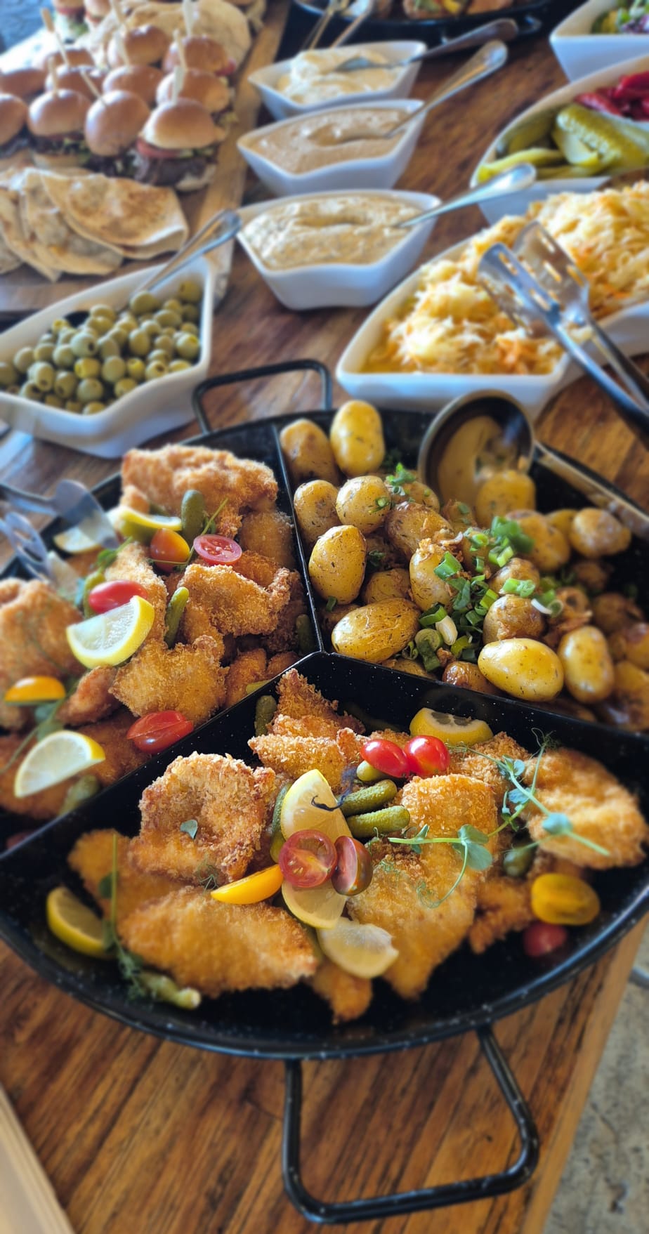 Vídeňské řízky s opékanými brambůrky – bufetový stůl Miciano