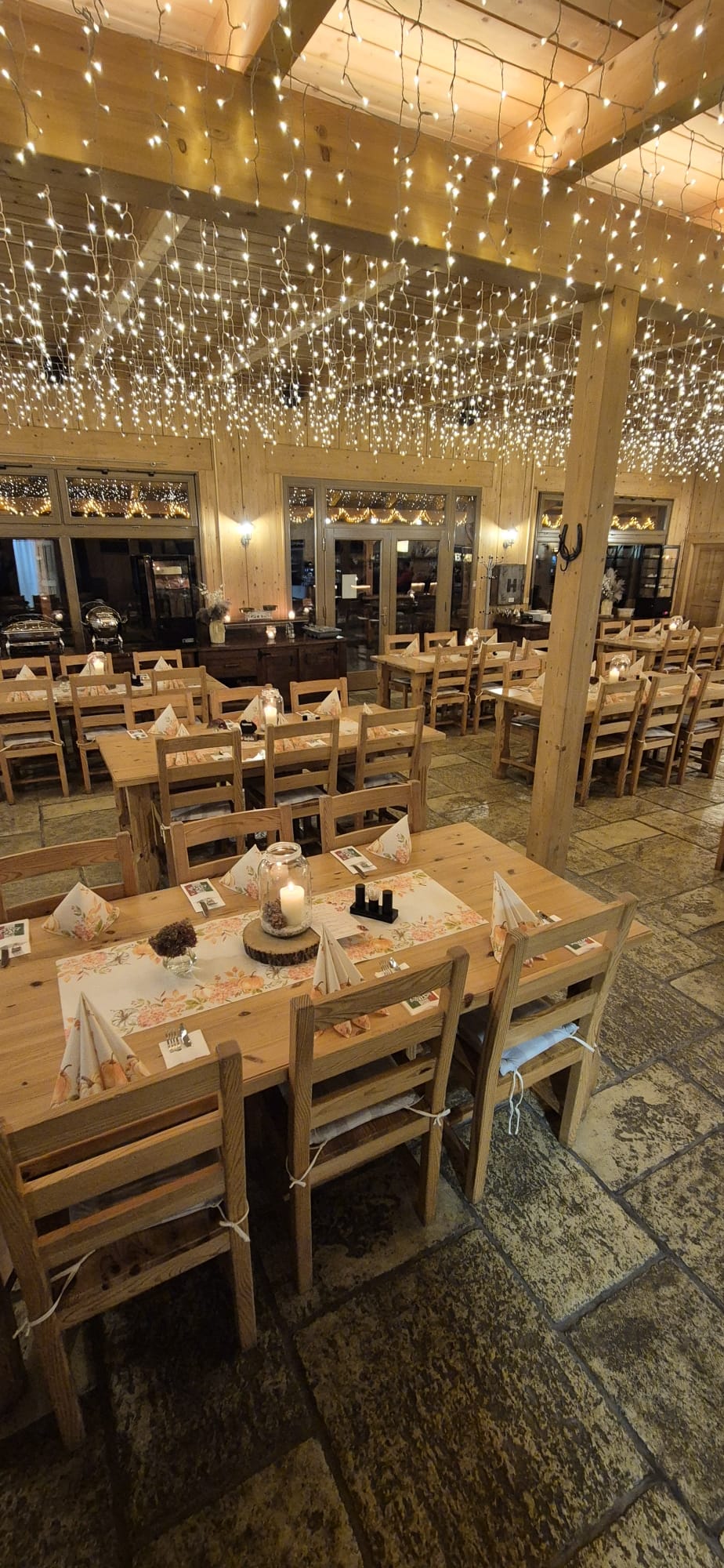 Slavnostně osvětlená restaurace Miciano s pohádkovými světýlky