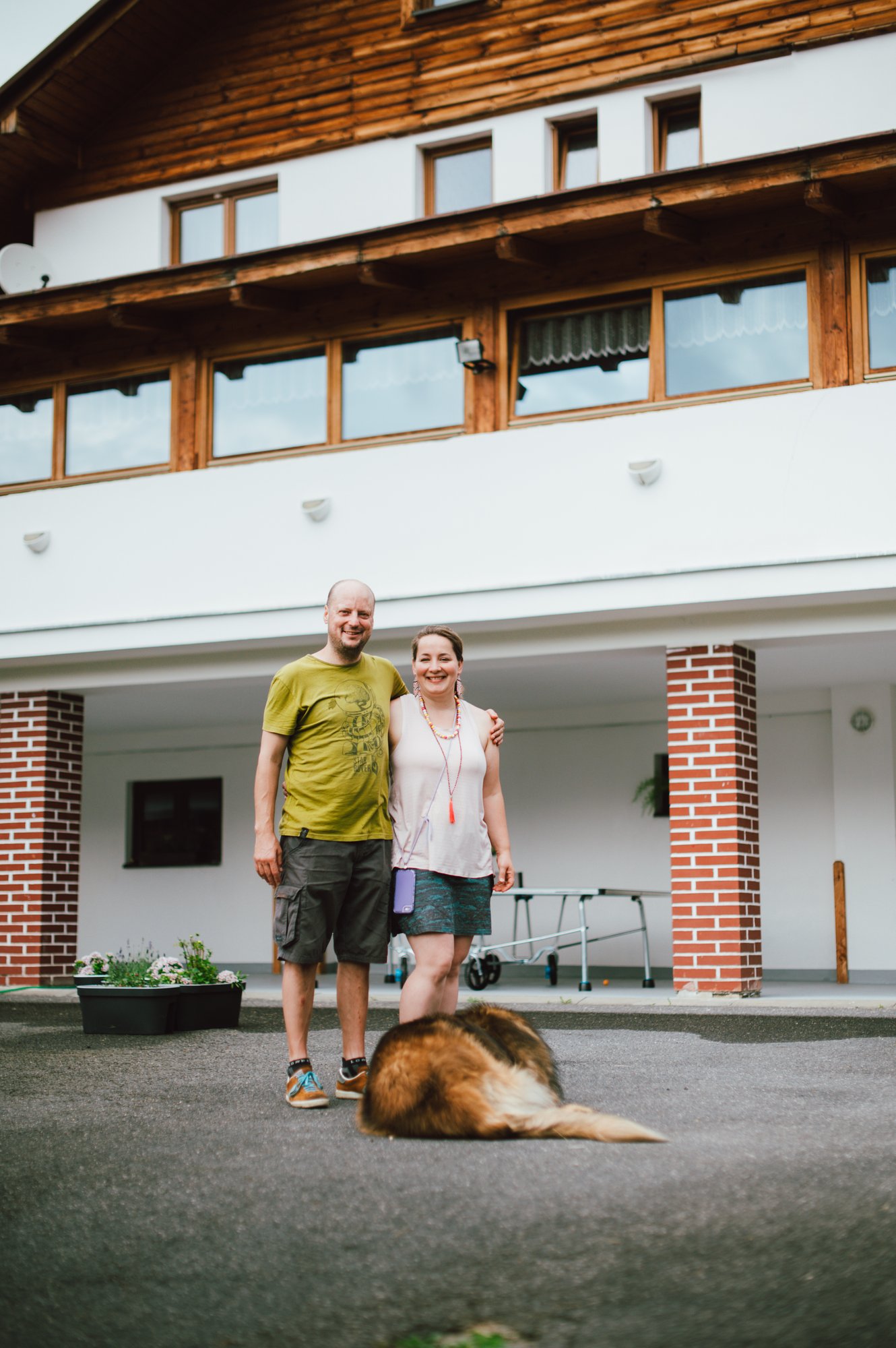 Kateřina a Filip Křížovi před Pensionem Matula