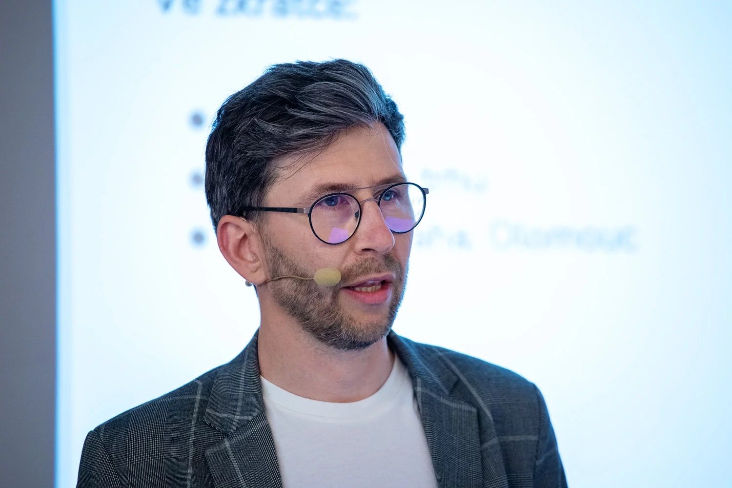 Jakub Michl přednáší na konferenci