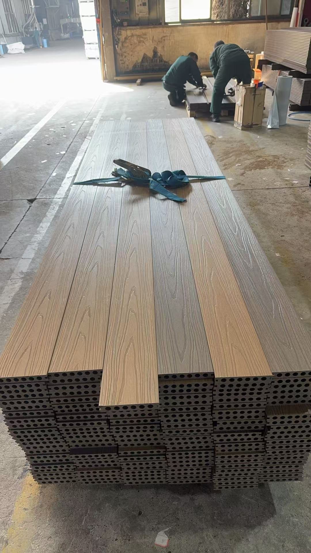 WPC prkna Teak a Walnut — balení z výroby