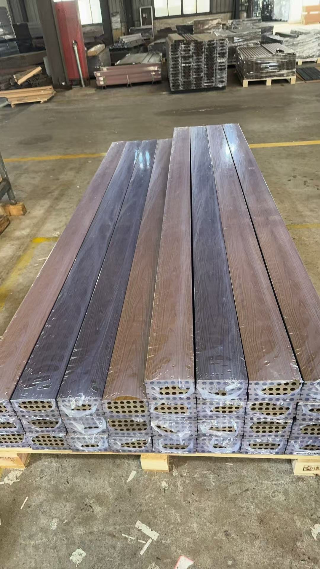 WPC prkna Walnut a Smoke Grey — paleta z výroby