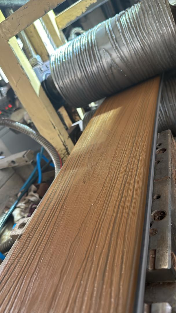 Výroba WPC prken — embosování povrchu