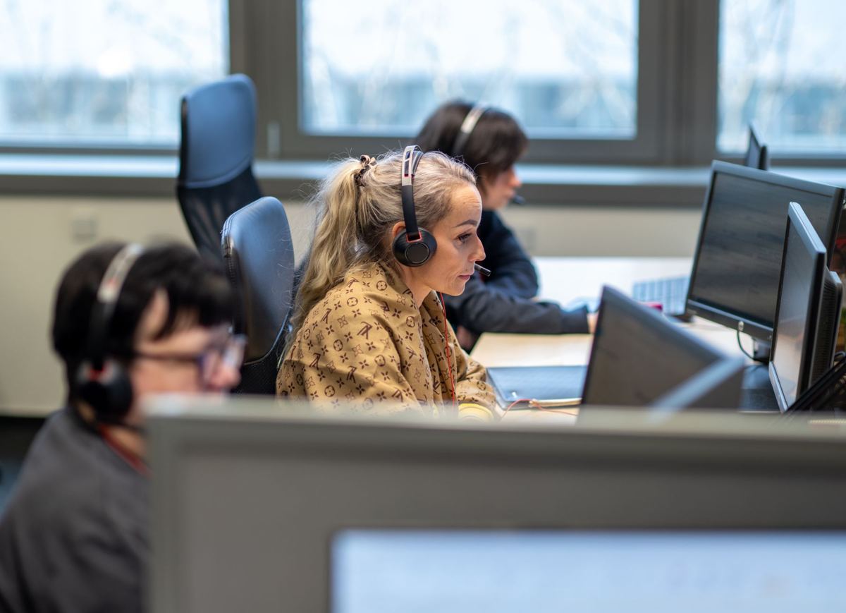 Operátorky se sluchátky při hovoru
