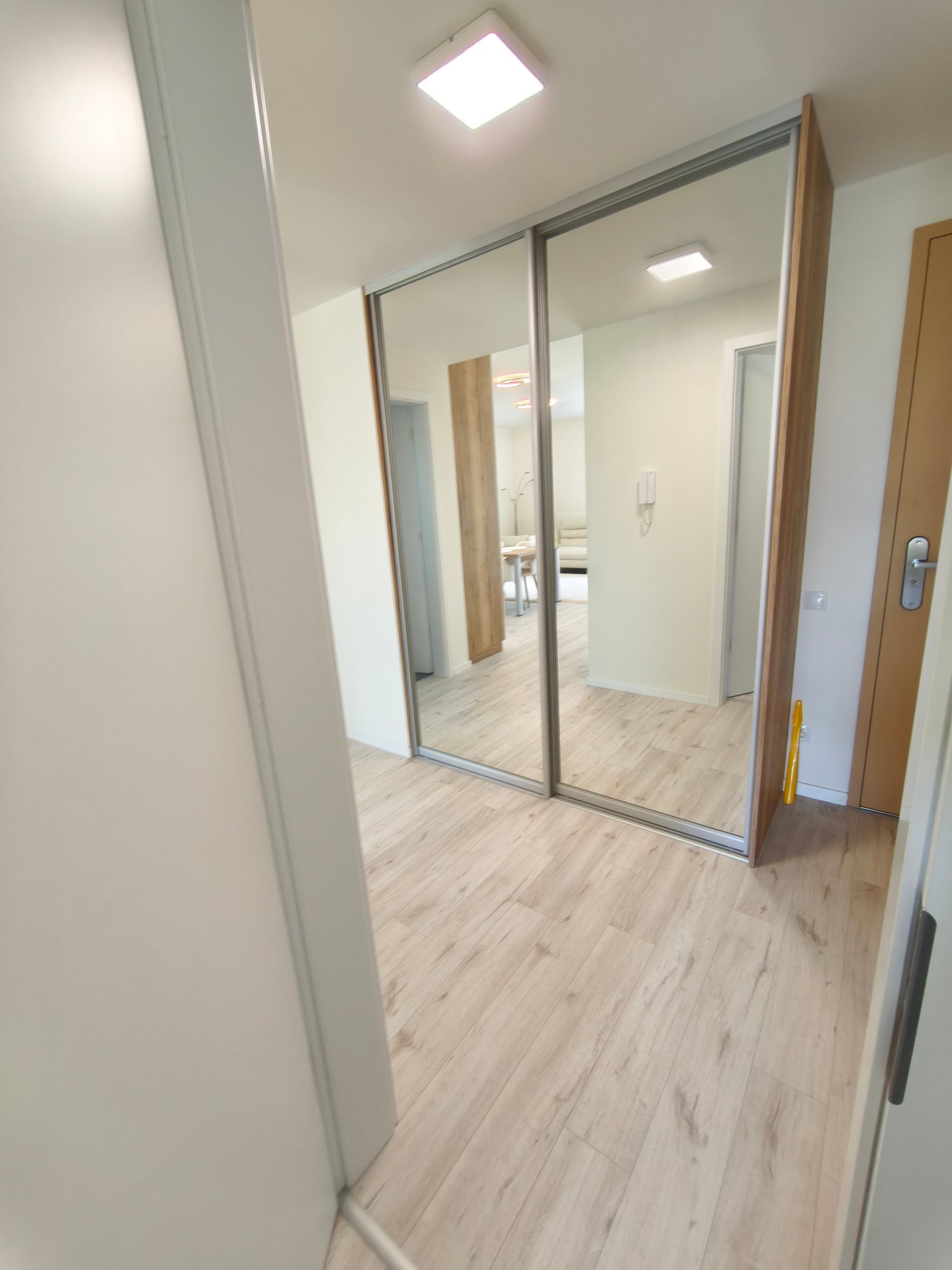 Chodba – vstavaná skriňa