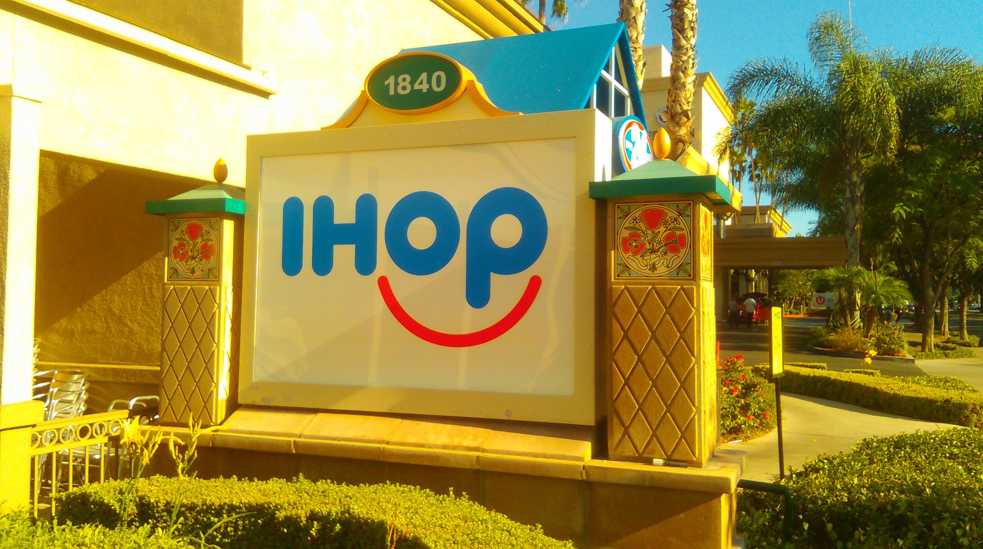 Illuminated cabinet monument sign for national restaurant chain