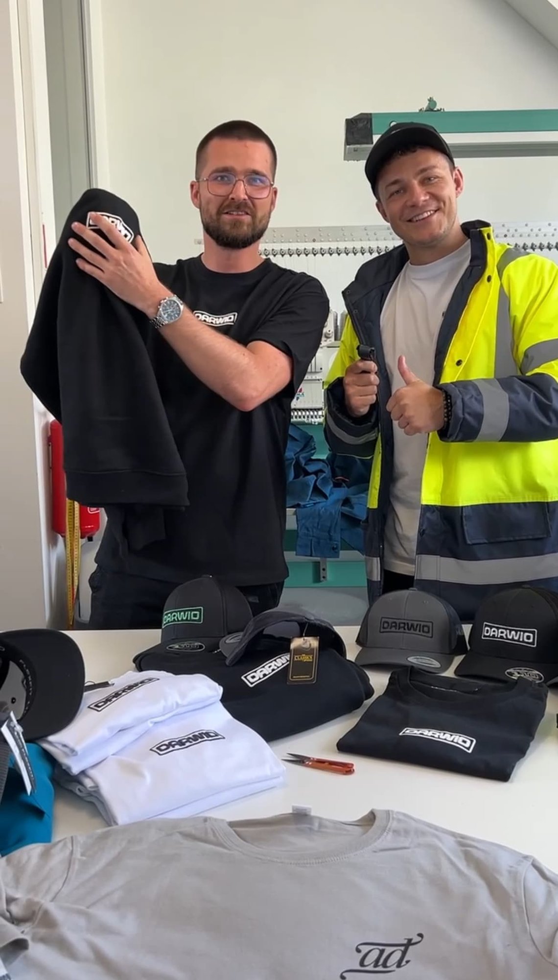 Filip Dzugan so spokojným zákazníkom s firemným oblečením Embroo