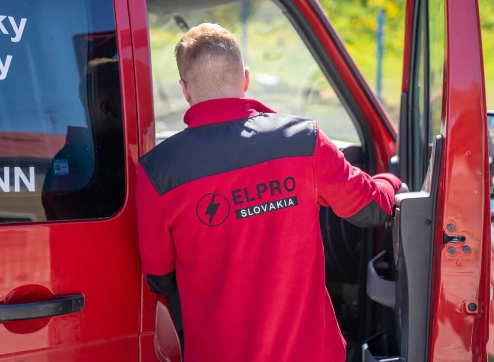 Vyšívané firemné oblečenie s logom — výroba v Embroo