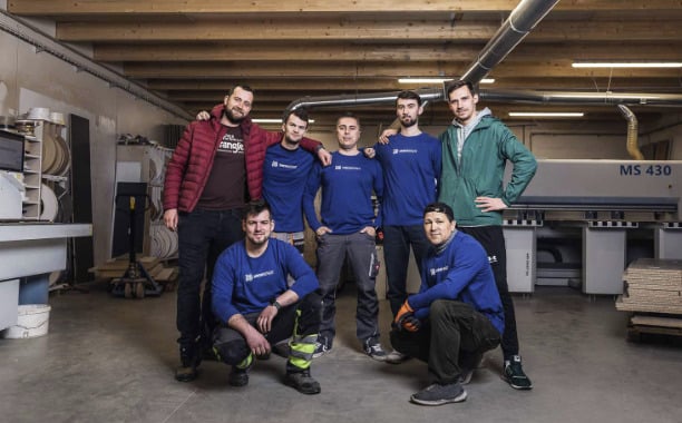 Drevoefekt — tím v firemných tričkách s výšivkou loga