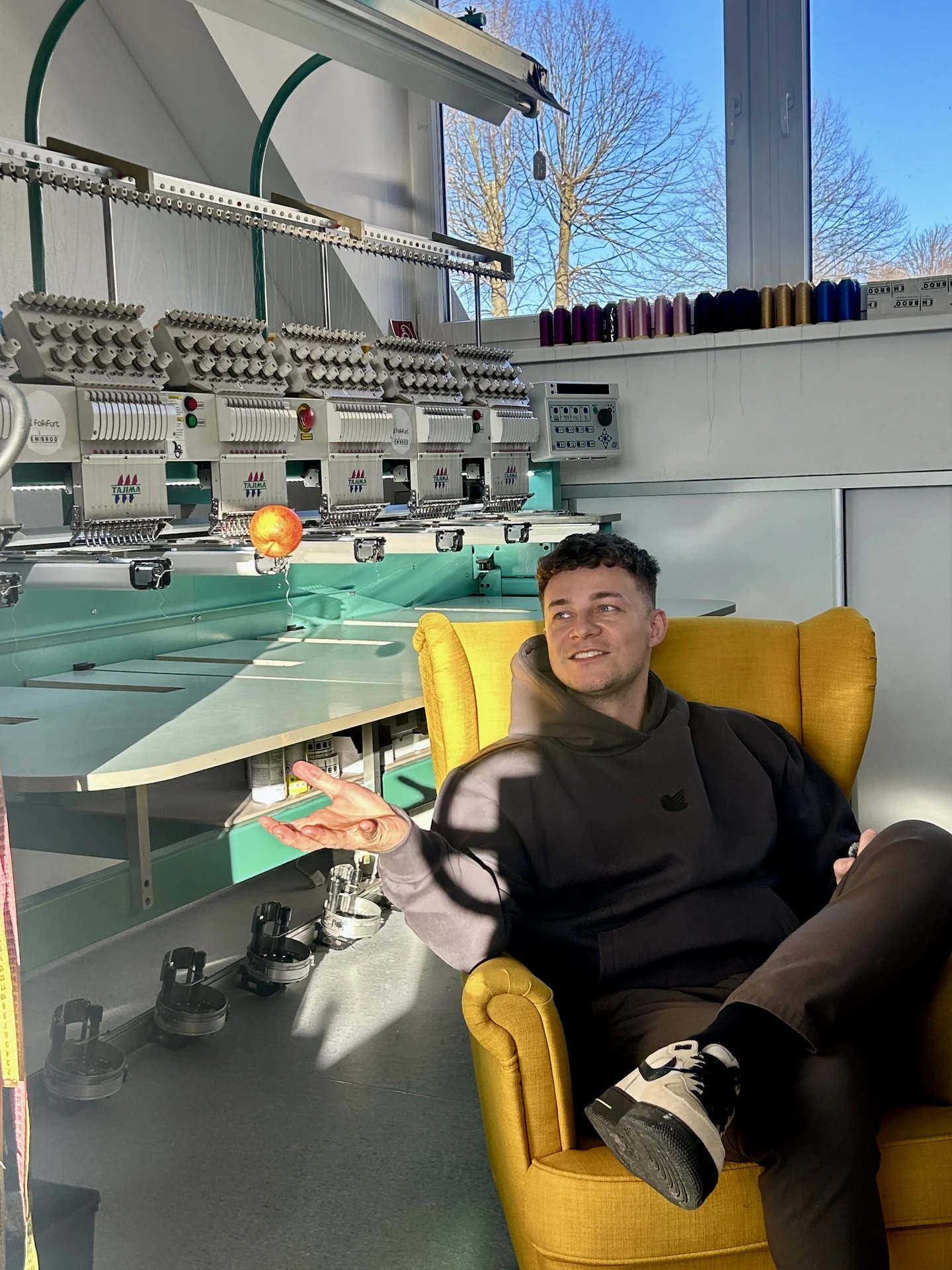 Filip Dzugan pri vyšívacích strojoch v dielni Embroo