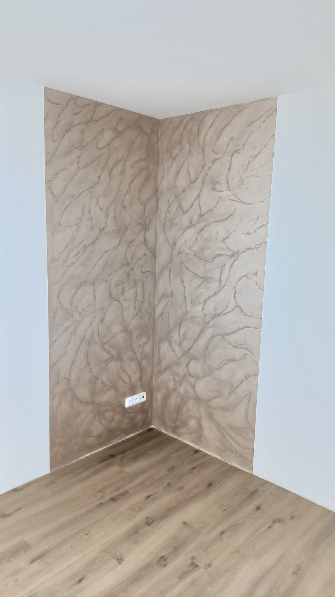 Kombinace skla a mikrocementu ve sprchovém koutu – detail napojení