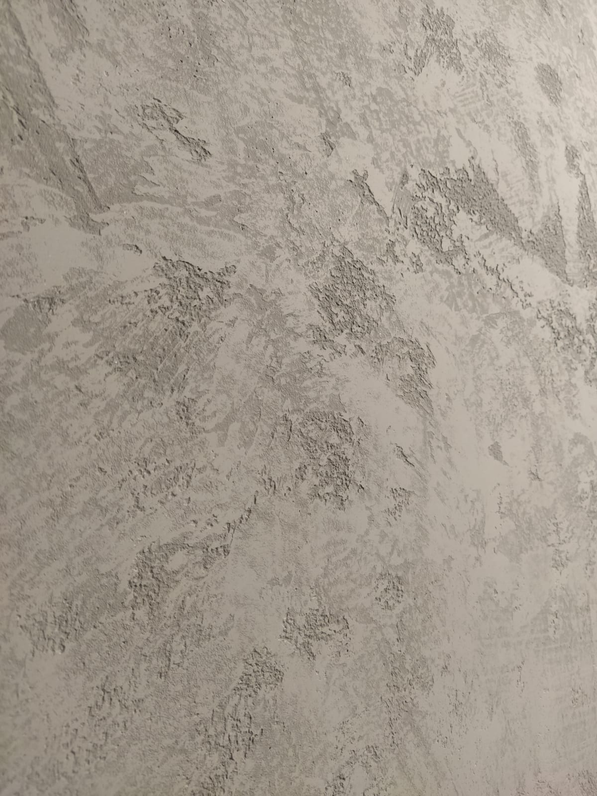 Sprchový kout s mikrocementem – minimalistický design s prosklenou stěnou