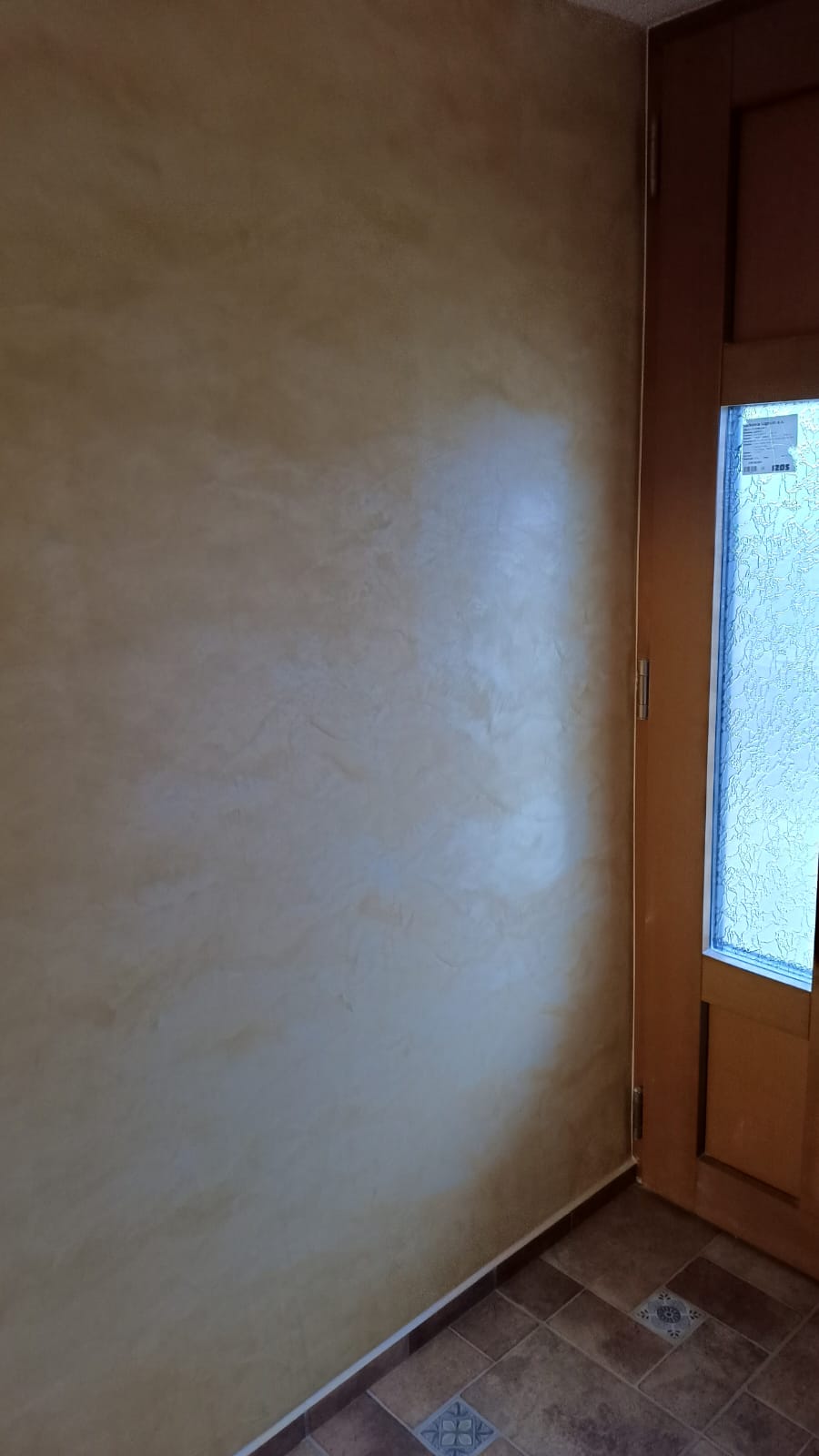 Detail šedé mikrocementové stěny ve sprchovém koutu – textura povrchu