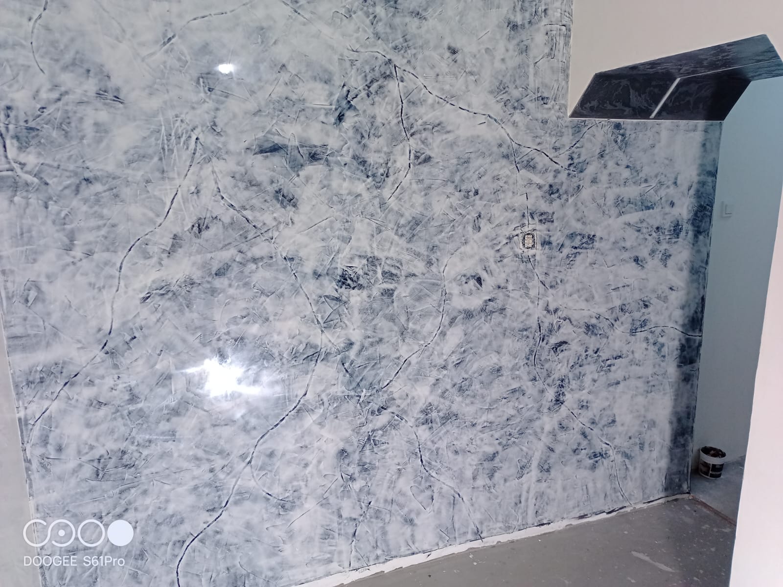 Walk-in sprcha bez spár z mikrocementu – celkový pohled na kout