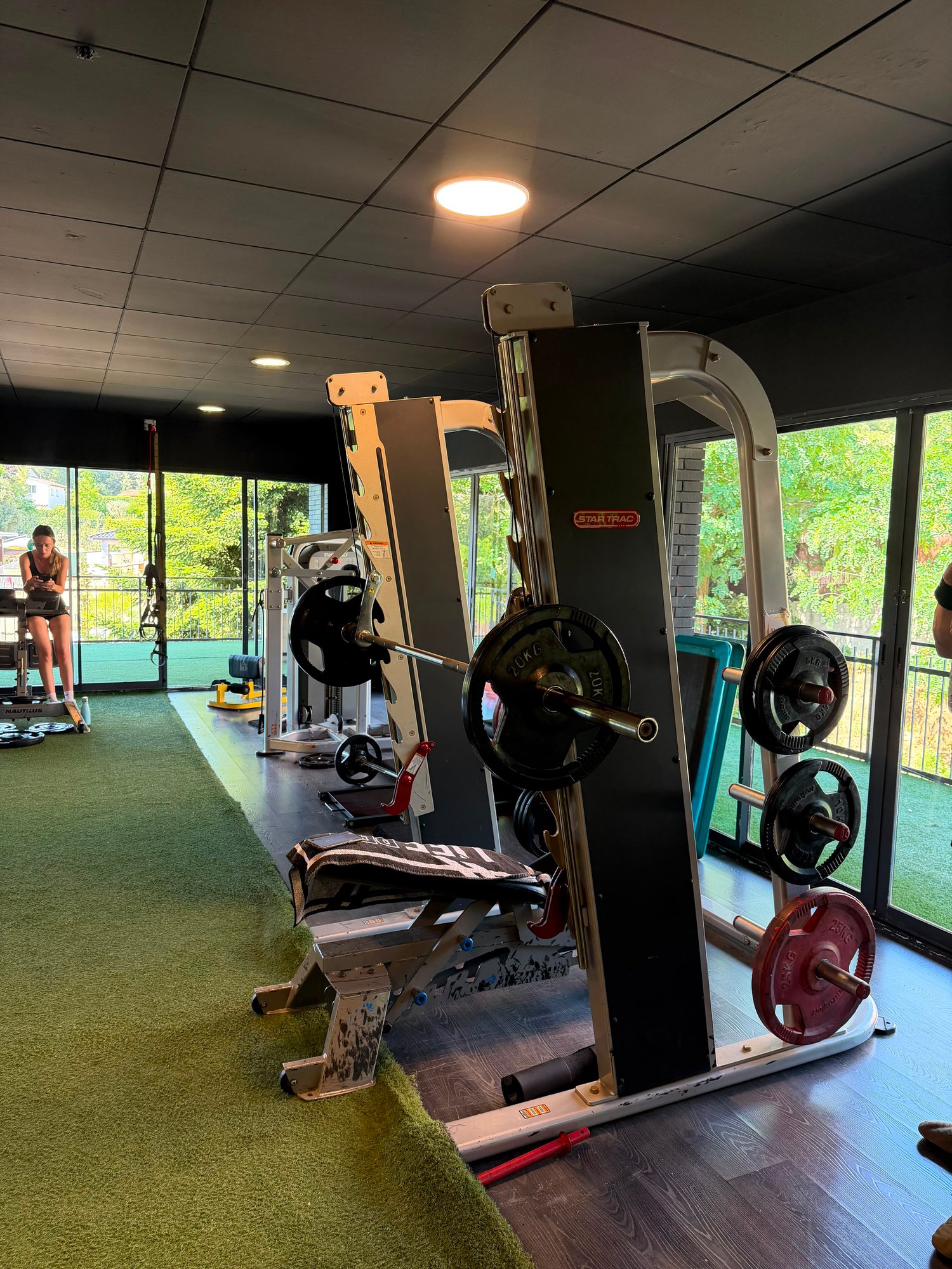 Zona de musculació i zona funcional amb turf verd – City Sports