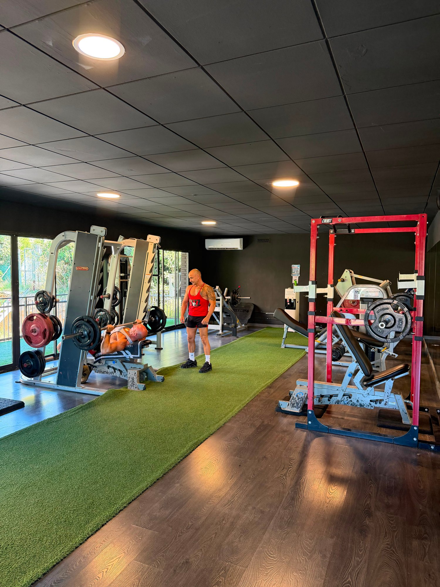 Entrenament personal al gimnàs City Sports – zona funcional amb turf