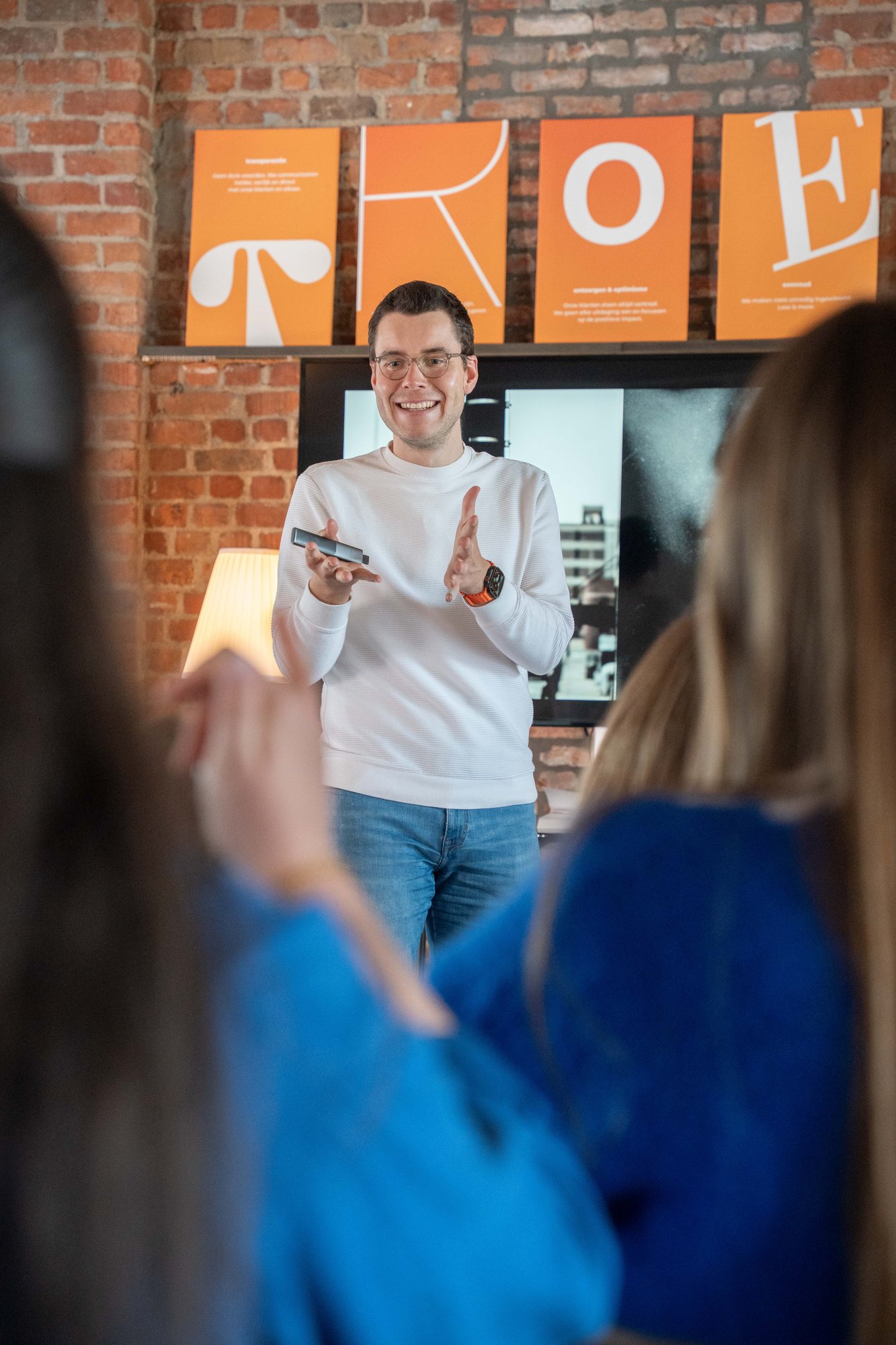 PJ in interactie met de groep tijdens een training