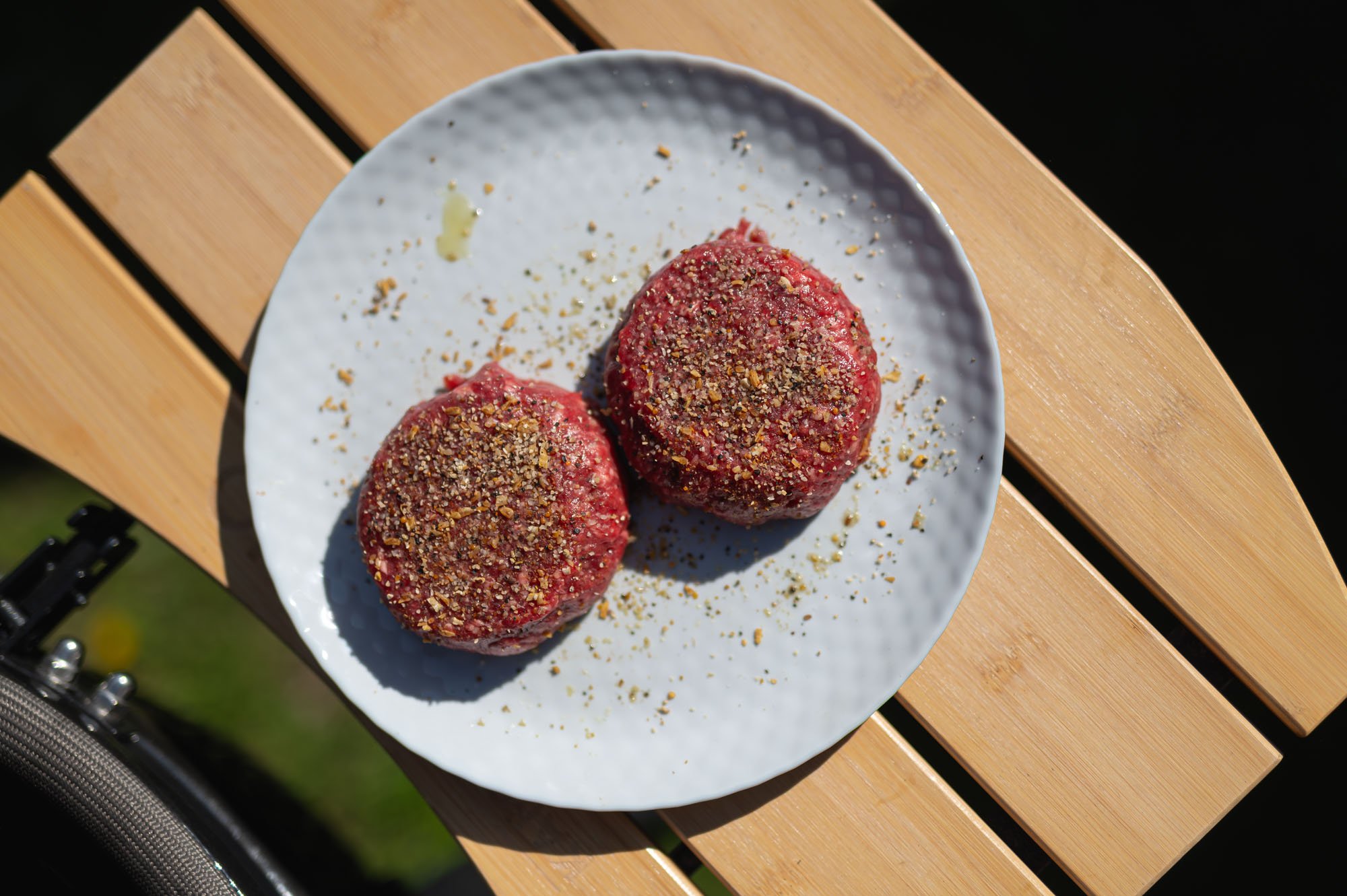 Surové ochutené burger placky na tanieri